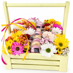 Gift set flowers and macaroon