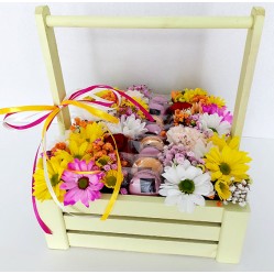 Gift set flowers and macaroon